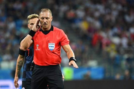 Argentine referee Nestor Pitana listens to the VAR during the Russia 2018 World Cup round of 16 football match between Croatia and Denmark at the Nizhny Novgorod Stadium in Nizhny Novgorod on July 1, 2018. / AFP PHOTO / Johannes EISELE / RESTRICTED TO EDITORIAL USE - NO MOBILE PUSH ALERTS/DOWNLOADS