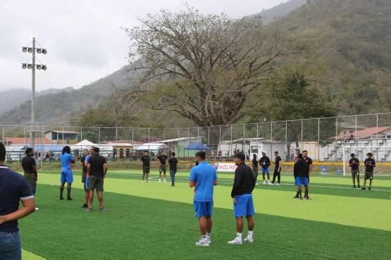 Los jugadores del Olimpia y Juticalpa ya instalados en el escenario.