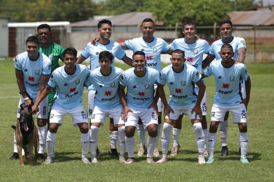 El equipo de la Policía Nacional mantiene en sus filas a exjugadores de Primera División. El colectivo es administrado legalmente por una institución sin fines de lucro. FOTO: Emilio Flores.