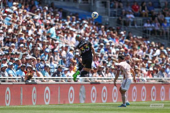 Kervin Arriaga disputando un balón aéreo en el juego ante Portland. FOTO: Minnesota