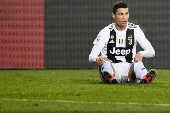 Juventus' Portuguese forward Cristiano Ronaldo looks on after being tackled during the Italian Serie A football Match Atalanta Bergamo vs Juventus on December 26, 2018 at the Atleti Azzurri d'Italia stadium in Bergamo. (Photo by Marco BERTORELLO / AFP)