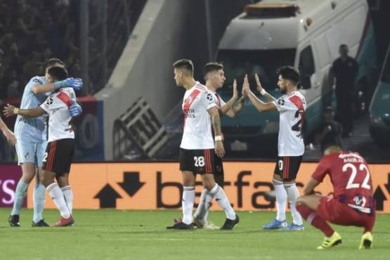 Argentina's River Plate players celebrate as Paraguay's Cerro Porteno's Juan Aguilar (R) reacts at the end of a Copa Libertadores football match between Paraguay's Cerro Porteno and Argentina's River Plate in Asuncion, Paraguay, on August 29, 2019. - River Plate won 3-1 on aggregate. (Photo by NORBERTO DUARTE / AFP)