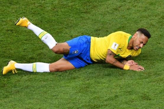 Brazil's forward Neymar falls down during the Russia 2018 World Cup quarter-final football match between Brazil and Belgium at the Kazan Arena in Kazan on July 6, 2018. / AFP PHOTO / SAEED KHAN / RESTRICTED TO EDITORIAL USE - NO MOBILE PUSH ALERTS/DOWNLOADS