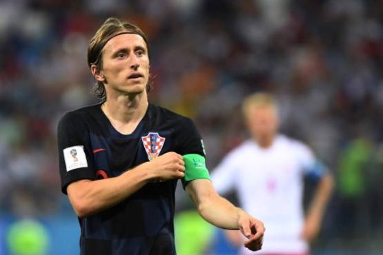 Croatia's midfielder Luka Modric adjusts the captain's band during the Russia 2018 World Cup round of 16 football match between Croatia and Denmark at the Nizhny Novgorod Stadium in Nizhny Novgorod on July 1, 2018. / AFP PHOTO / Dimitar DILKOFF / RESTRICTED TO EDITORIAL USE - NO MOBILE PUSH ALERTS/DOWNLOADS