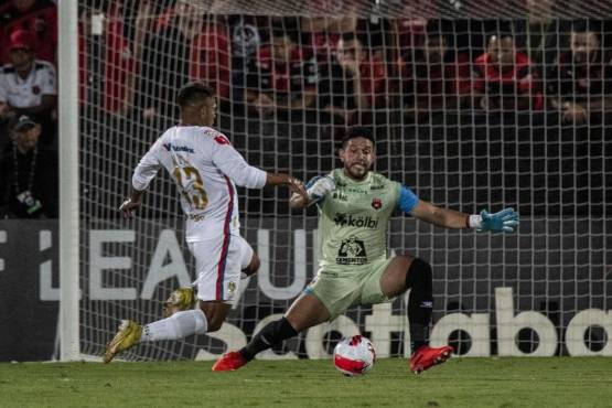 Leonel Moreira achica la llegada del delantero del Olimpia, Bryan Moya en la final de Liga Concacaf. (FOTO: Alex Pérez)