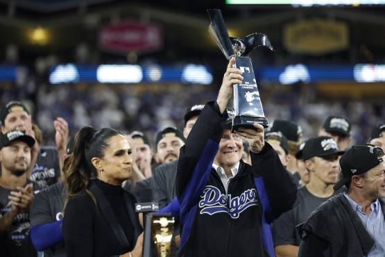 ¡La sacó del estadio! Shohei Ohtani hace historia al pegar 3 home runs y pone a los Dodgers en la Serie Mundial