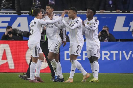 El delantero francés del Real Madrid Kylian Mbappé celebra con sus compañeros su gol.