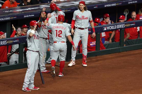 ¡Los Phillies vienen de atrás y le sacan el triunfo de la bolsa a los Astros en el inicio de la Serie Mundial!