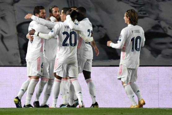 Real Madrid players celebrate their second goal scored by Real Madrid's Spanish defender Sergio Ramos (2L) during the UEFA Champions League round of 16 second leg football match between Real Madrid CF and Atalanta at the Alfredo di Stefano stadium in Valdebebas, on the outskirts of Madrid on March 15, 2021. (Photo by PIERRE-PHILIPPE MARCOU / AFP)