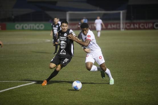 Dereck Moncada siendo marcado por Bryan Tamacas. FOTOS: Cortesía Deportes Acción.