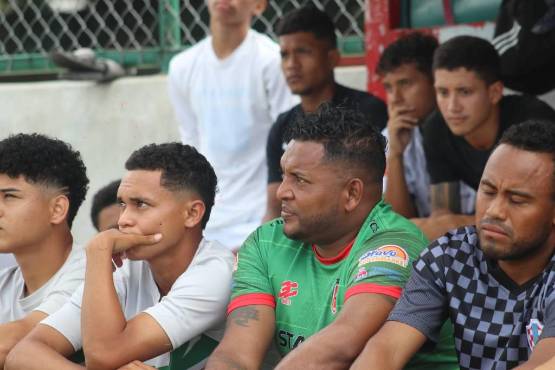 Bani Lozano muy atento a las directrices de su entrenador en el Sabá FC.