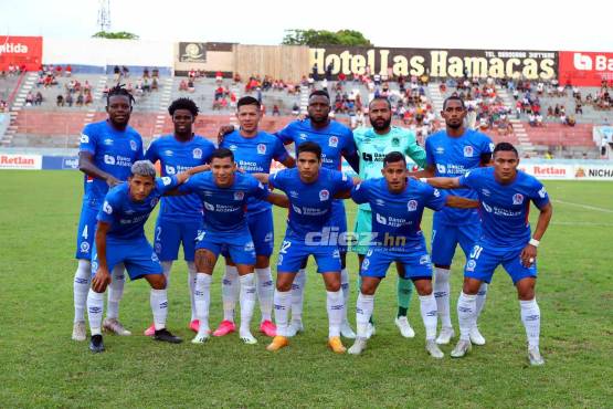 De azul, así está jugando el Olimpia en La Ceiba. FOTO: Esaú Ocampo.