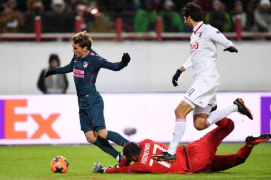 Lokomotiv Moscow's goalkeeper from Russia Anton Kochenkov fouls Atletico Madrid's French forward Antoine Griezmann leading to a penalty during the UEFA Europa League Round of 16 second leg football match between FC Lokomotiv Moscow and Club Atletico de Madrid on March 15, 2018 in Moscow. / AFP PHOTO / Kirill KUDRYAVTSEV