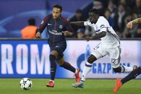 Paris Saint-Germain's Brazilian forward Neymar (L) vies for the ball with Anderlecht's French defender Dennis Appiah during the UEFA Champions League Group B football match between Paris Saint-Germain (PSG) and Anderlecht (RSCA) on October 31, 2017, at the Parc des Princes stadium in Paris. / AFP PHOTO / CHRISTOPHE SIMON