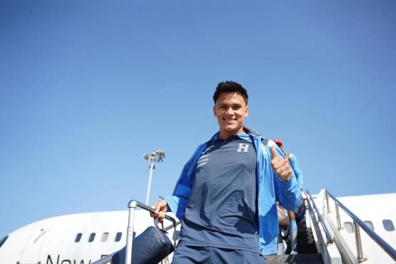 El capitán Denil Maldonado llegando a California con sus demás compañeros.