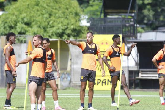 Real España tendrá dos hombres por posición en la defensa. FOTO: Neptalí Romero