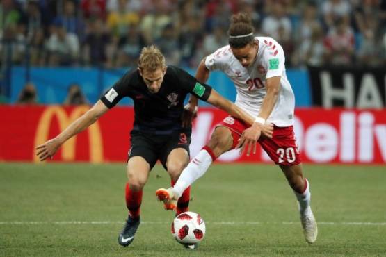 MUN52-27. NIZHNI NÓVGOROD (RUSIA), 01/07/2018.- El defensa croata Ivan Strinic y el delantero danés Yussuf Poulsen (d) durante el partido Croacia-Dinamarca, de octavos de final del Mundial de Fútbol de Rusia 2018, en el Estadio de Nizhni Nóvgorod, Rusia, hoy 1 de julio de 2018. EFE/Kiko Huesca [ATENCIÓN EDITORES: Sólo Uso editorial. Prohibido su uso en referencia con entidad comercial alguna. Prohibido su uso en alertas, descargas o mensajería multimedia en móviles. Las imágenes deberán aparecer como fotografías congeladas y no podrán emular la acción del juego mediante secuencias o fotomontajes. Ninguna imagen publicada podrá ser alterada, mediante texto o imagen superpuesta, en el caso de que (a) intencionalmente oculte o elimine el logotipo de un patrocinador o (b) añada y/o cubra la identificación comercial de terceras partes que no esté oficialmente asociada con la Copa Mundial de la FIFA.]