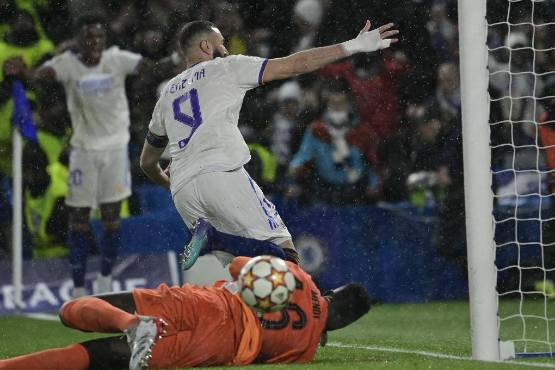 Así celebró Benzema el 1-0 ante el Chelsea en Londres.