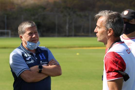 “Bolillo” Gómez sigue activo: el DT de la Selección de Honduras visitó los entrenamientos del Olimpia y compartió con Lavallén
