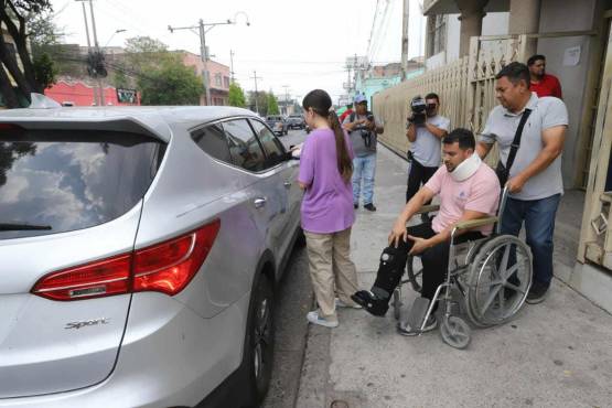 Rubén Matamoros saliendo de la audiencia. FOTO: Estalin Irias.