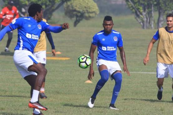 Elmer Alexander GÃ¼ity Centeno es un futbolista hondureÃ±o. Juega como defensa y su equipo actual es el Olimpia - torneo apertura 2018