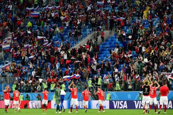 Russia's players celebrate after winning 3-1 the Russia 2018 World Cup Group A football match between Russia and Egypt at the Saint Petersburg Stadium in Saint Petersburg on June 19, 2018. / AFP PHOTO / Giuseppe CACACE / RESTRICTED TO EDITORIAL USE - NO MOBILE PUSH ALERTS/DOWNLOADS