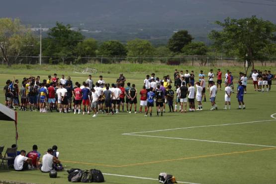 Decenas de jóvenes llegaron a la Anapo de La Paz con la ilusión de formar parte del equipo de la Policía Nacional. FOTO: Emilio Flores.