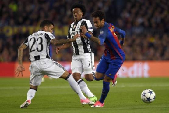 Barcelona's Brazilian forward Neymar (R) vies with Juventus' Brazilian defender Dani Alves (L) and Juventus' Colombian forward Juan Cuadrado during the UEFA Champions League quarter-final second leg football match FC Barcelona vs Juventus FC at the Camp Nou stadium in Barcelona on April 19, 2017. / AFP PHOTO / LLUIS GENE