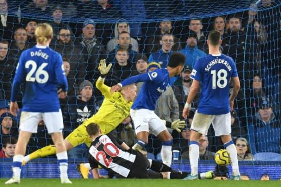 Newcastle United's French midfielder Florian Lejeune (C floor) scores their first goal during the English Premier League football match between Everton and Newcastle United at Goodison Park in Liverpool, north west England on January 21, 2020. (Photo by Paul ELLIS / AFP) / RESTRICTED TO EDITORIAL USE. No use with unauthorized audio, video, data, fixture lists, club/league logos or 'live' services. Online in-match use limited to 120 images. An additional 40 images may be used in extra time. No video emulation. Social media in-match use limited to 120 images. An additional 40 images may be used in extra time. No use in betting publications, games or single club/league/player publications. /