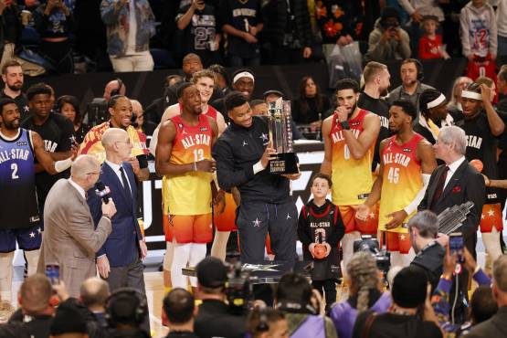 Giannis Antetokounmpo levantó el trofeo de campeón del All Star Game 2023.
