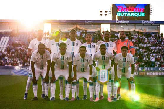 Julián Martínez fue titular con la Selección de Honduras en el amistoso frente a Perú donde empató 2-2 y se lesionó la rodilla izquierda. Foto cortesía FFH