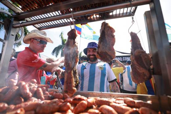Los argentinos con sus particulares asados en las cercanías del estadio.