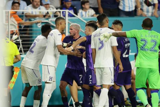 Quioto intenta apartar a sus compañeros en una bronca con futbolistas argentinos.