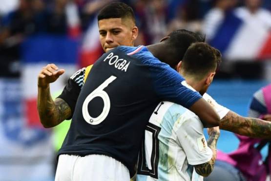 France's midfielder Paul Pogba (C) consoles Argentina's forward Lionel Messi (R) during the Russia 2018 World Cup round of 16 football match between France and Argentina at the Kazan Arena in Kazan on June 30, 2018. / AFP PHOTO / Jewel SAMAD / RESTRICTED TO EDITORIAL USE - NO MOBILE PUSH ALERTS/DOWNLOADS