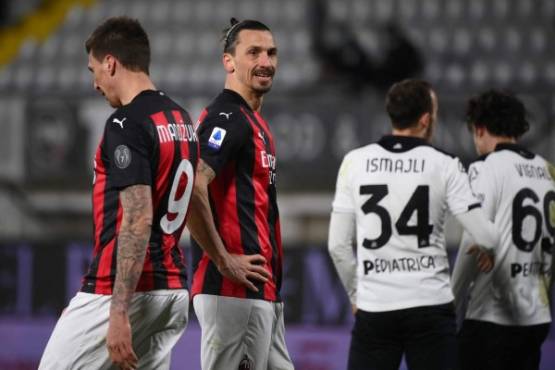 AC Milan's Swedish forward Zlatan Ibrahimovic (2ndL) and AC Milan's Croatrian forward Mario Mandzukic (L)l react during the Italian Serie A football match Spezia vs AC Milan on February 13, 2021 at the Alberto-Picco stadium in La Spezia. (Photo by Marco BERTORELLO / AFP)