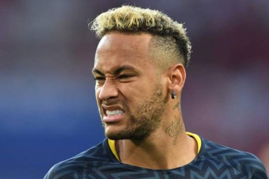 Brazil's forward Neymar warms up ahead of the Russia 2018 World Cup Group E football match between Serbia and Brazil at the Spartak Stadium in Moscow on June 27, 2018. / AFP PHOTO / Kirill KUDRYAVTSEV / RESTRICTED TO EDITORIAL USE - NO MOBILE PUSH ALERTS/DOWNLOADS