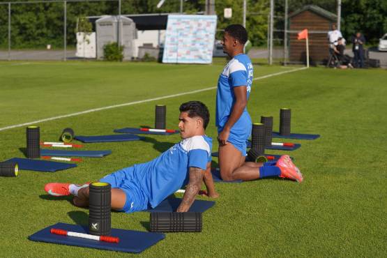 Los seleccionados de Honduras, Choco Lozano y Luis Palma, en su primer entreno en Canadá. Foto FFH