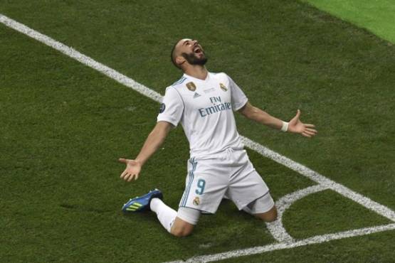 Real Madrid's French forward Karim Benzema celebrates after scoring the 0-1 during the UEFA Champions League final football match between Liverpool and Real Madrid at the Olympic Stadium in Kiev, Ukraine on May 26, 2018. / AFP PHOTO / Sergei SUPINSKY