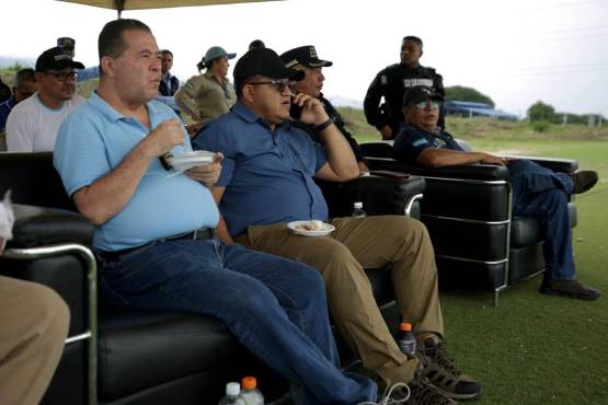El ministro de Seguridad mientras participara de la visoría en cómodo sofá de cuero, con carpa, hielera y bocadillos para su estadía. FOTO: Emilio Flores.