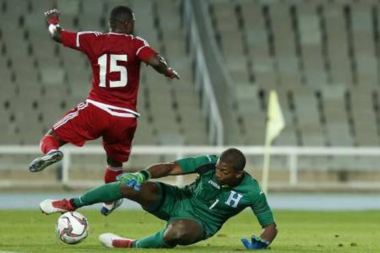 UAE's midfielder Ismail Al Hammadi (Up) vies with Honduras' goalkeeper Luis Lopez during a friendly football match between United Arab Emirates and Honduras at the Estadi Olimpic Lluis Companys in Barcelona on October 11, 2018. (Photo by PAU BARRENA / AFP)