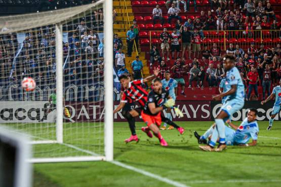 Alajuelense humilló y baja del liderato al Motagua en la Copa Centroamericana; ambos clasificaron a cuartos