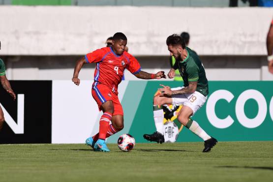 Kahiser Lenis siendo marcado por Luciano Ursino en el Bolivia-Panamá.