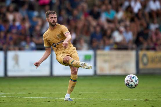 Miralem Pjanic será el relevo de Busquets en el mediocampo del Barcelona.