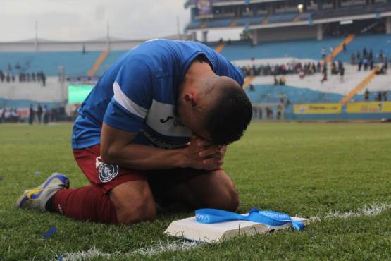 ¡FELIZ! LA CARA DE FELICIDAD DEL DEFENSOR DENIL MALDONADO QUE REGRESÓ DEL EXTRANJERO PARA REFORZAR LA ZAGA DE LOS AZULES Y VOLVIÓ A FESTEJAR UN CAMPEONATO.EMOTIVO. OMAR ELVIR TERMINÓ ORANDO A DIOS Y CON LA BIBLIA ABIERTA EN LA CANCHA DEL ESTADIO OLÍMPICO.POLÉMICA. EL GESTO DEL ARGENTINO RAMIRO ROCCA CUANDO MARCÓ EL 2-0 TOMÁNDOSE LOS GENITALES FRENTE AL ÁRBITRO SELVIN BROWN.