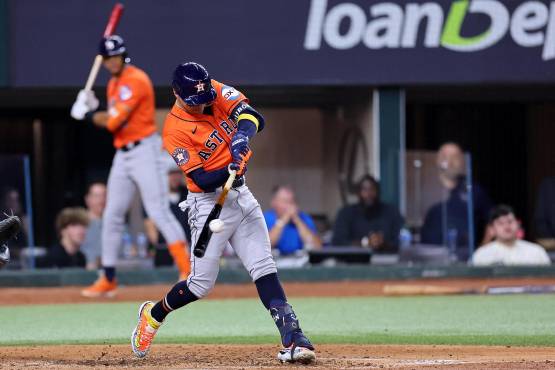 Mauricio Dubón conectó dos hits en el cuarto juego de la serie.