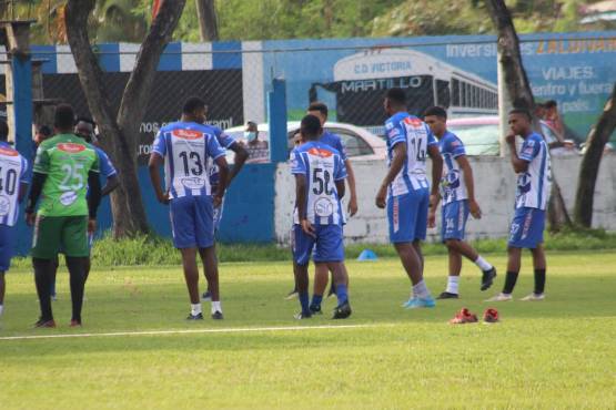 Futbolistas del Victoria durante los trabajos de pretemporada de este jueves en La Ceiba. Foto: Edgar Witty