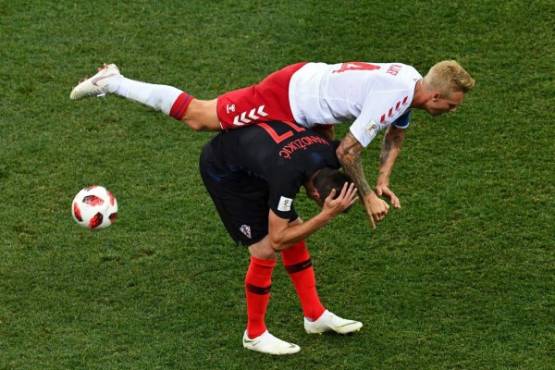 Denmark's defender Simon Kjaer (up) vies with Croatia's forward Mario Mandzukic during the Russia 2018 World Cup round of 16 football match between Croatia and Denmark at the Nizhny Novgorod Stadium in Nizhny Novgorod on July 1, 2018. / AFP PHOTO / Martin BERNETTI / RESTRICTED TO EDITORIAL USE - NO MOBILE PUSH ALERTS/DOWNLOADS