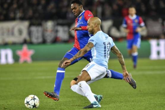 GK71. BASILEA (SUIZA), 13/02/2018.- Dimitri Oberlin (i) de FC Basilea disputa un balón con Fabian Delph (d) de Manchester City hoy, martes 13 de febrero de 2018, en un partido de la Liga de Campeones entre FC Basilea y Manchester City en el estadio St. Jakob-Park en Basilea (Suiza). EFE/WALTER BIERI