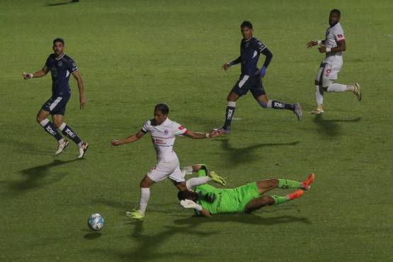Polémica en el clásico nacional: El penal que Nelson Salgado le pitó a favor al Olimpia contra Motagua
