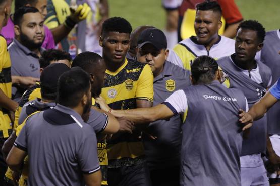 Darixon Vuelto tuvo que ser controlado por sus compañeros del Real España, al igual que Daniel Meléndez. Foto Diez: Neptalí Romero.